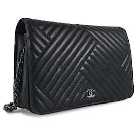 Chanel-Portafoglio Chanel CC incrociato nero su catena-Nero