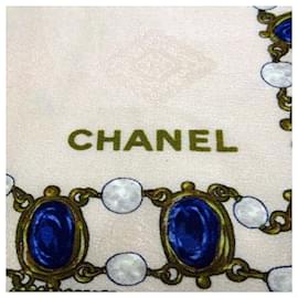 Chanel-Chanel Brauner Seidenschal mit Schmucksteinen und Aufdruck-Braun,Beige