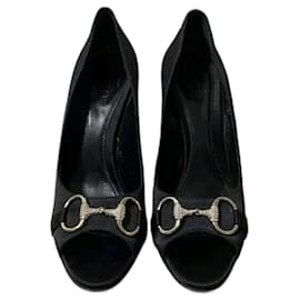 Gucci-Sapatos de salto alto Gucci de cetim preto com biqueira aberta e detalhe de fivela de cavalo.-Preto