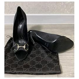 Gucci-Sapatos de salto alto Gucci de cetim preto com biqueira aberta e detalhe de fivela de cavalo.-Preto