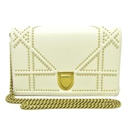 Dior-Portafoglio Diorama con borchie in pelle di vitello bianca Dior su catena-Bianco,Crudo