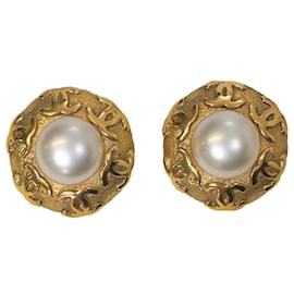 Chanel-Boucles d'oreilles clips Chanel Vintage CC Pearl en métal doré-Doré