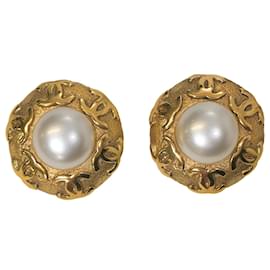 Chanel-Pendientes de clip Chanel Vintage CC Pearl en metal dorado-Dorado