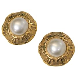 Chanel-Pendientes de clip Chanel Vintage CC Pearl en metal dorado-Dorado