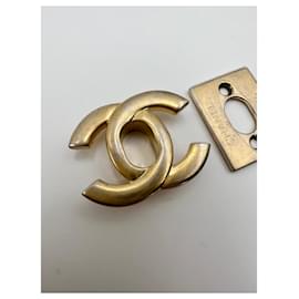 Chanel-Fecho original CHANEL CC turnlock em ouro envelhecido.-Dourado