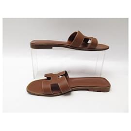 Hermès-ZAPATOS MULES HERMES ORAN H021056Z 35.5 EN PIEL MARRÓN + SANDALIAS POCHON-Castaño