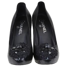 Chanel-Zapatos de tacón con plataforma y puntera en camelia negra de Chanel-Negro