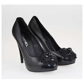 Chanel-Zapatos de tacón con plataforma y puntera en camelia negra de Chanel-Negro