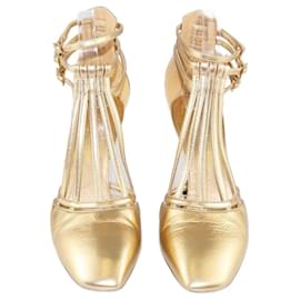 Chanel-Zapatos de tacón con correa en T y logo CC entrelazados dorados de Chanel-Dorado