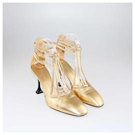 Chanel-Chanel – Pumps mit T-Riemen und ineinandergreifendem CC-Logo in Gold-Golden