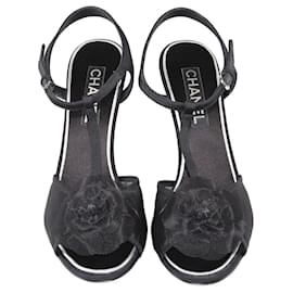 Chanel-Sandalias con tira en T floral negra de Chanel-Negro