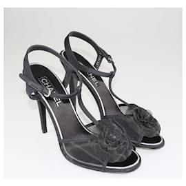 Chanel-Chanel – Schwarze Sandalen mit T-Riemen und Blumenmuster-Schwarz