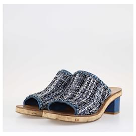 Chanel-Chanel Pantoletten mit Kettendetail aus blauem Tweed-Blau