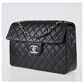 Chanel-Bolso maxi clásico con solapa única acolchado en negro de Chanel-Negro