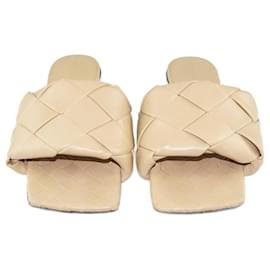 Bottega Veneta-Flache Sandalen „Lido“ aus beigefarbenem Intrecciato von Bottega Veneta-Beige