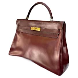 Hermès-Hermès Kelly Handtasche 32 in burgunderfarbenem Kastenleder zurückgegeben, garniture en métal doré-Bordeaux