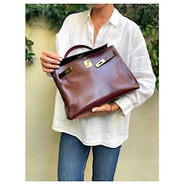 Hermès-Hermès Kelly handbag 32 returned in burgundy box leather, garniture en métal doré-Dark red