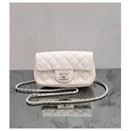 Chanel-Mini bolsa Chanel branca clássica com aba única acolchoada caviar-Bege