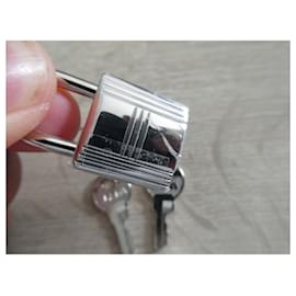 Hermès-Lucchetto Hermes in acciaio argentato per borsa Kelly, Birkin, Victoria, con 2 chiavi.-Silver hardware