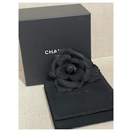 Chanel-CHANEL Pins & broches T.  chiffon-Noir