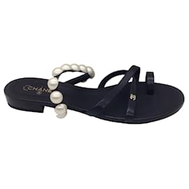 Autre Marque-Chanel – Flache Sandalen aus Lammleder mit CC-Logo und Perlenverzierung in Schwarz-Schwarz