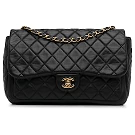 Chanel-Kleine schwarze Chanel-Schultertasche aus Lammleder mit Überschlag-Schwarz