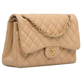 Chanel-Bolso de hombro con solapa y forro de piel de cordero clásico Jumbo de Chanel color canela-Camello