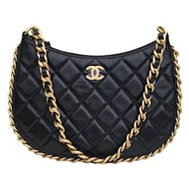 Chanel-Kleine schwarze Hobo-Tasche aus gestepptem Lammleder mit Kette um den Hals von Chanel-Schwarz