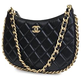 Chanel-Kleine schwarze Hobo-Tasche aus gestepptem Lammleder mit Kette um den Hals von Chanel-Schwarz