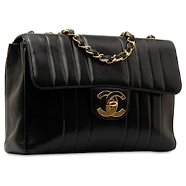 Chanel-Bolsa de ombro Chanel Jumbo Vertical Quilt em pele de cordeiro preta com aba única-Preto