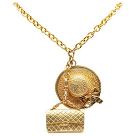 Chanel-Chanel Bolsa com aba dourada e colar com pingente de chapéu-Dourado