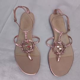 Gucci-Sandálias de couro com T-strap Gucci em ouro rosa com cristais entrelaçados.-Rosa,Dourado