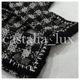 Chanel-Nueva chaqueta de tweed negro con botones de joya CC.-Negro