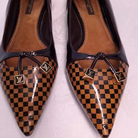 Louis Vuitton-Zapatos planos de Louis Vuitton en cuero patente y cuero sintético con estampado damier monogram.-Castaño,Negro,Coñac