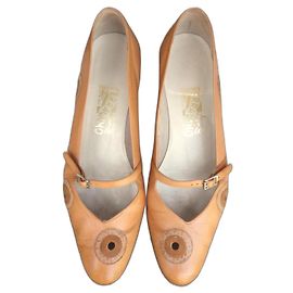 Sapatilhas Salvatore Ferragamo em couro bege Bege
