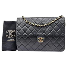 Chanel-Bolsa de ombro clássica e atemporal da Chanel de aba única.-Preto