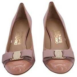 Salvatore Ferragamo-Salvatore Ferragamo Zapatos de salón con lazo Vara en charol color nude-Castaño,Carne