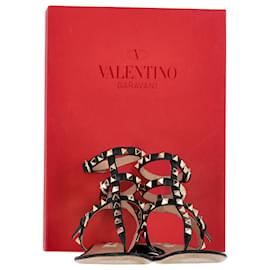 Valentino Garavani-Valentino Garavani Rockstud Thong Flat Sandals in Black Leather-Black