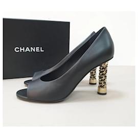 Chanel-Zapatos de tacón de cuero negro con punta abierta de Chanel.-Negro