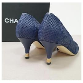 Chanel-Zapatos de tacón de cuero con el logo entrelazado de CHANEL.-Azul oscuro