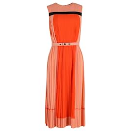 Victoria Beckham-Victoria Beckham – Plissiertes Midikleid im Colorblock-Design aus orangefarbener Seide-Orange