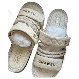 Chanel-Spartanische Sandalen aus Leinwand mit gepolsterten, verstellbaren Riemen.-Aus weiß