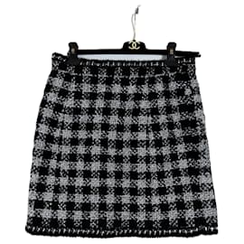 Chanel-Falda de tweed con botones de joya de la pista CC.-Negro