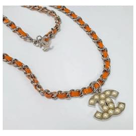 Chanel-Collar con colgante de perla y cadena naranja de Chanel.-Multicolor