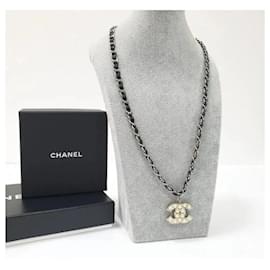 Chanel-Collier pendentif en perles noires et chaîne Chanel-Multicolore