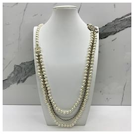 Chanel-Collana a due file in pelle con logo grande in cristallo e perle.-Bianco