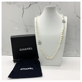 Chanel-CC 08V Klassische Perlen-Langhalskette mit Statement-Anhänger in Tasche und Box-Silber
