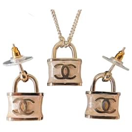 Chanel-Ensemble collier et boucles d'oreilles avec cadenas rose iridescent CC B18P dans une boîte-Rose