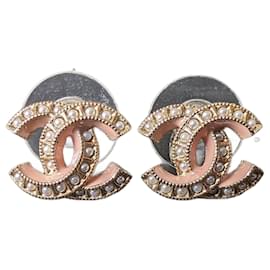 Chanel-Pendientes rosados CC A19S con logo, perlas clásicas con GHW en caja.-Rosa