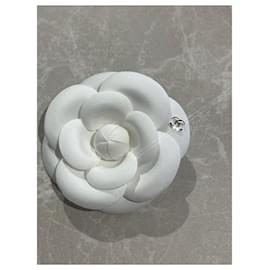 Chanel-CHANEL  Pins & brooches T.  cloth-White